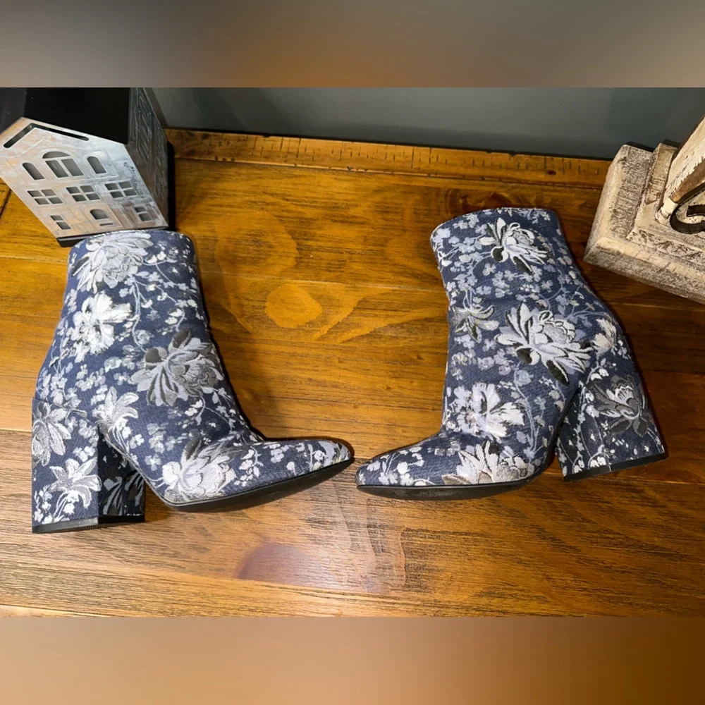 Merona ankle boots with a heel, super nice! Flashy and ready for night out 7 1/2